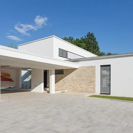 Designferienhaus Bauhausvilla Pool-park-ski