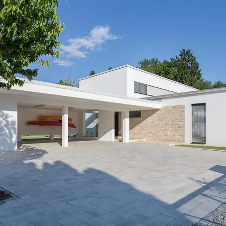 Designferienhaus Bauhausvilla Pool-park-ski Villa *