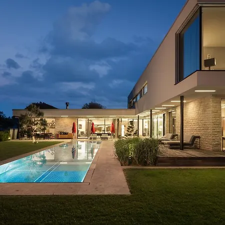 Designferienhaus Bauhausvilla Pool-park-ski Villa